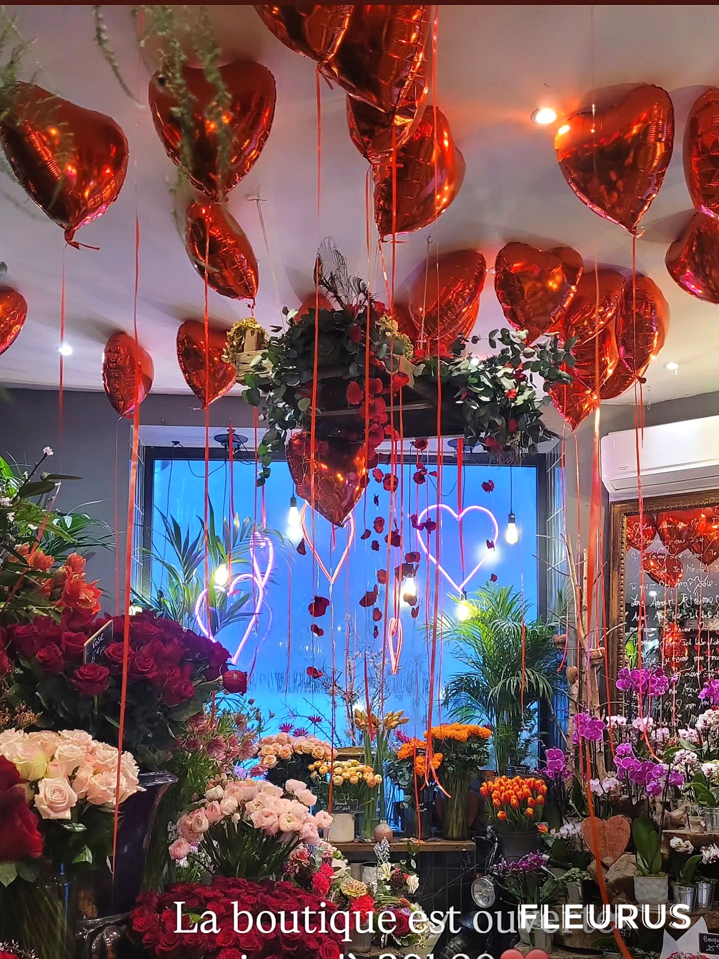 Saint-Valentin — ballons cœur et garland florale en boutique